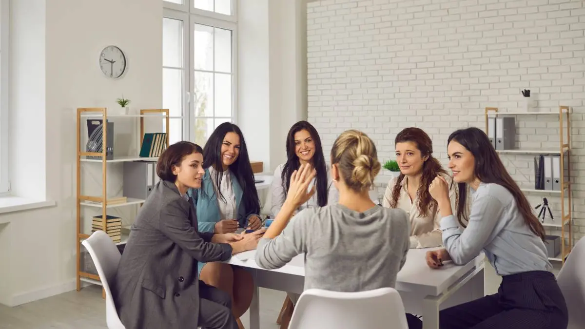 Mujeres trabajando en una oficina