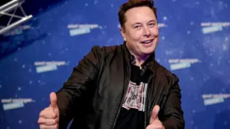 Musk sacando el pulgar