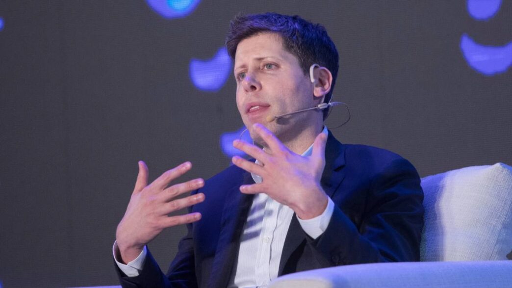 Sam Altman, CEO de OpenAI, durante una presentación
