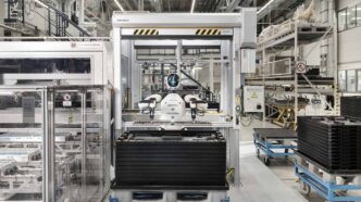 Robot fabricando un coche