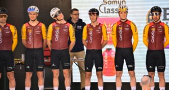 El equipo ciclista muestra el nuevo logotipo en su maillot