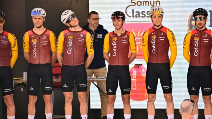 El equipo ciclista muestra el nuevo logotipo en su maillot