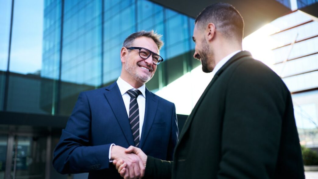 Dos empresarios cerrando un acuerdo
