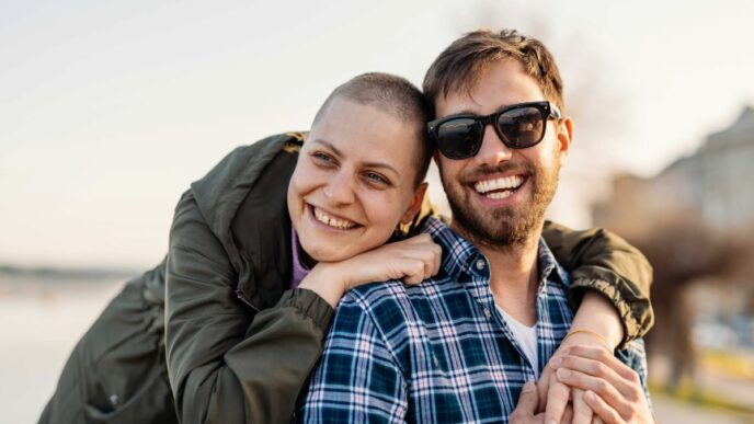 Un joven cuidando a un paciente con cáncer