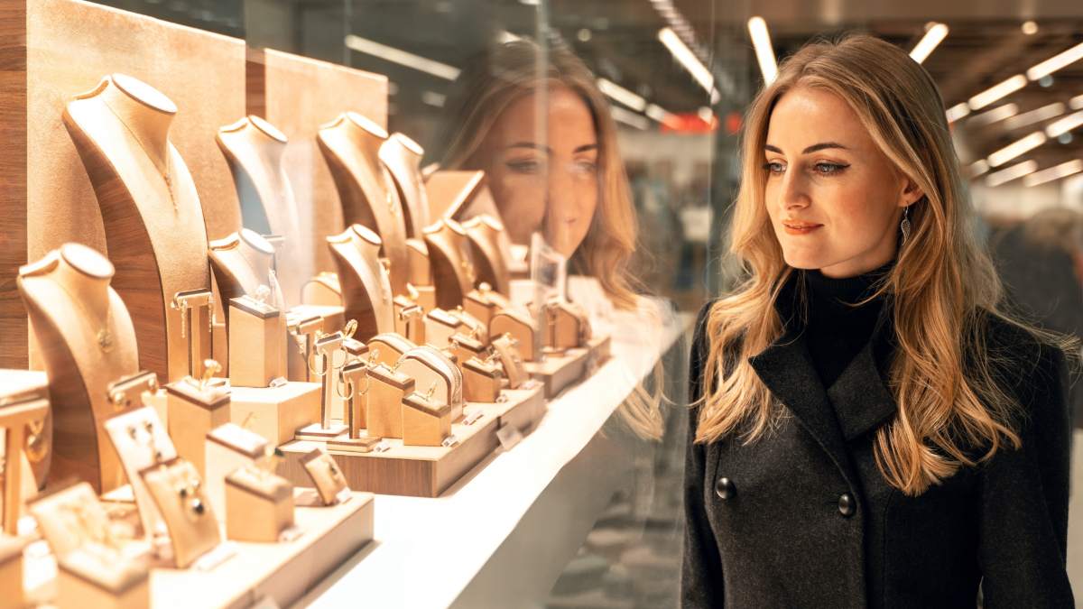 Mujer mirando el escaparate de una joyería