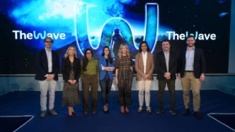 Foto de familia durante la presentación de The Wave 2026