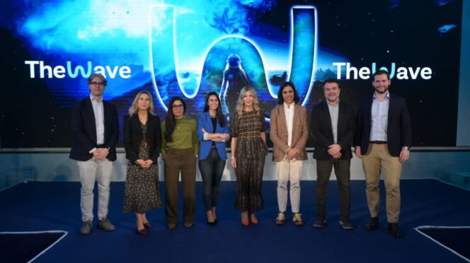 Foto de familia durante la presentación de The Wave 2026