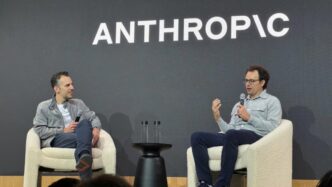 Dario Amodei, CEO de Anthropic durante una charla