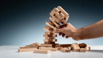 Torre de jenga cayéndose, fracaso