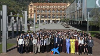 Foto de familia en el acto de entrega de becas de doctorado y posdoctorado de la Fundación ”la Caixa”, celebrado en el Museo de la Ciencia CosmoCaixa