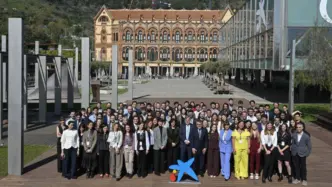 Foto de familia en el acto de entrega de becas de doctorado y posdoctorado de la Fundación ”la Caixa”, celebrado en el Museo de la Ciencia CosmoCaixa