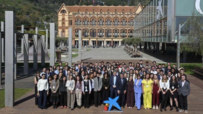 Foto de familia en el acto de entrega de becas de doctorado y posdoctorado de la Fundación ”la Caixa”, celebrado en el Museo de la Ciencia CosmoCaixa
