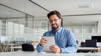 Un officer usando una app de IA