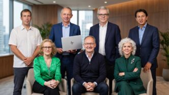 Composición hecha con IA de directivos españoles formando un consejo