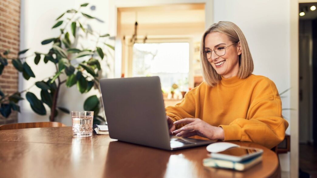 Una mujer formándose online