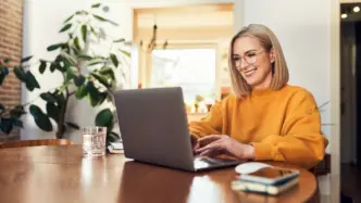Una mujer formándose online