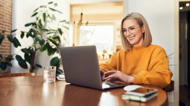Una mujer formándose online