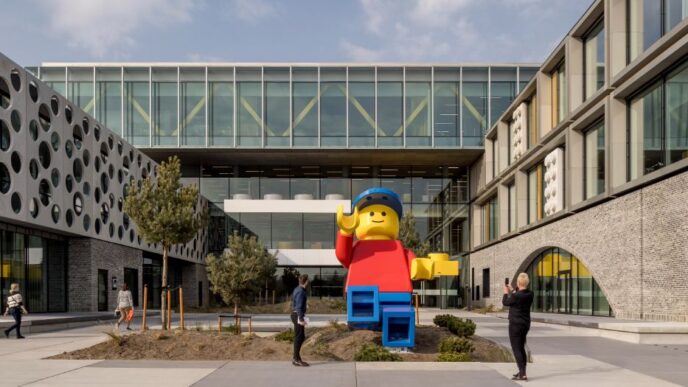 Entrada al Campus LEGO