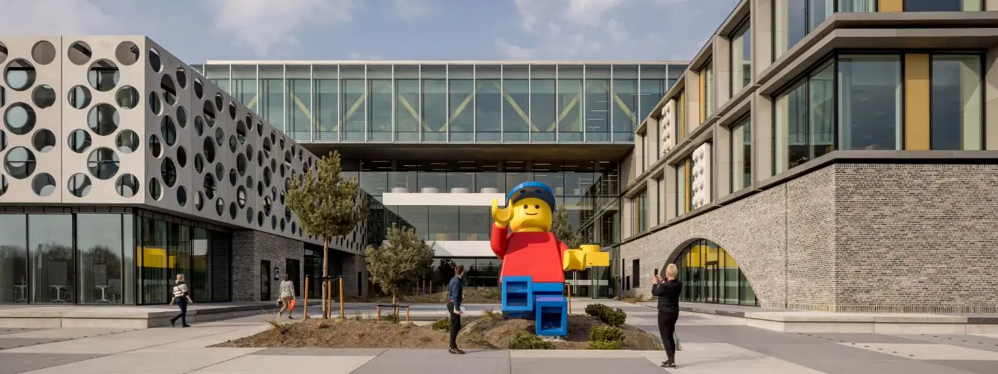 Entrada al Campus LEGO
