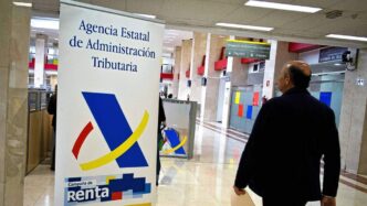 Una persona acude presencialmente a hacer la declaración