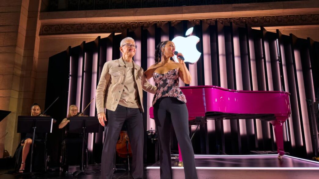 Tim Cook celebra junto a Alicia Keys el aniversario de Apple