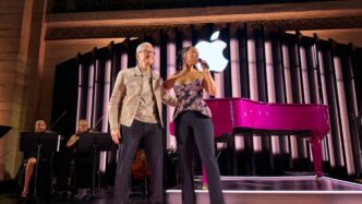 Tim Cook celebra junto a Alicia Keys el aniversario de Apple