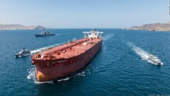 Imagen recreada con IA de un barco entrando en Ormuz