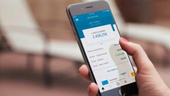 Usuaria de la banca móvil de Caixabank