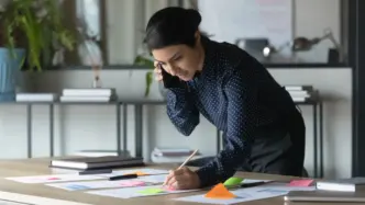Mujer hablando por un móvil