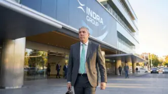 Imagen recreada con IA de De los Mozos saliendo de Indra