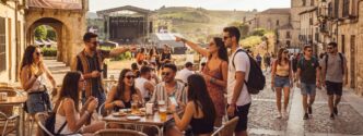 Imagen generada con IA de jóvenes disfrutando de una ciudad dentro de un festival