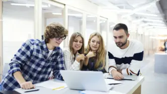 Jóvenes trabajando