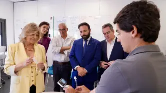 Ángel Niño y Encarna Hidalgo con un participante en el programa