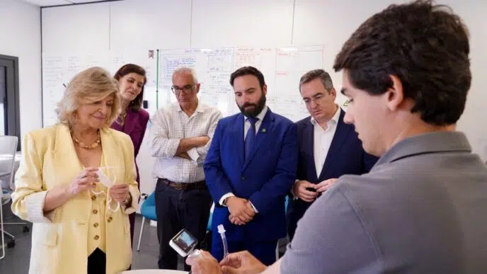 Ángel Niño y Encarna Hidalgo con un participante en el programa