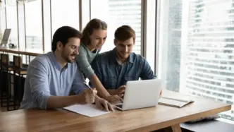 Jóvenes trabajando en un despacho