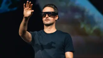 Evan Spiegel con las nuevas gafas de Snap