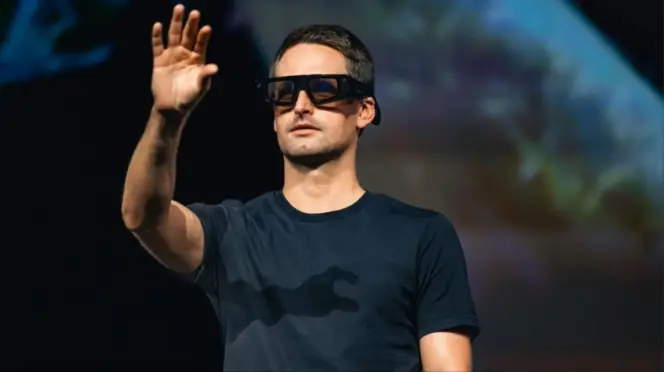 Evan Spiegel con las nuevas gafas de Snap