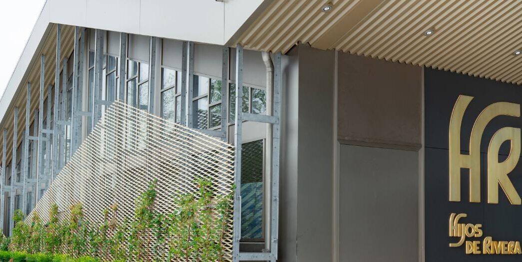 Entrada a la nueva sede de Hijos de Rivera