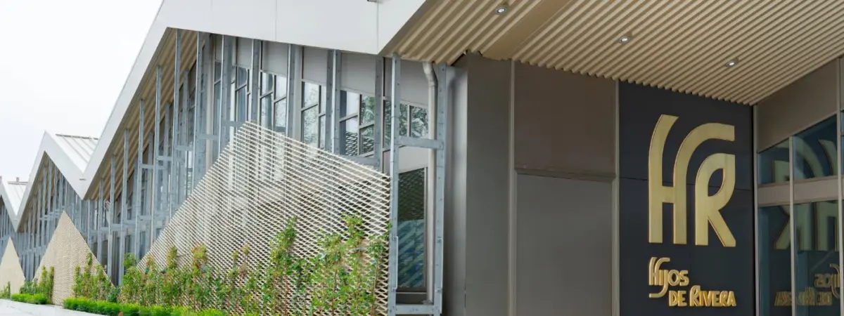 Entrada a la nueva sede de Hijos de Rivera