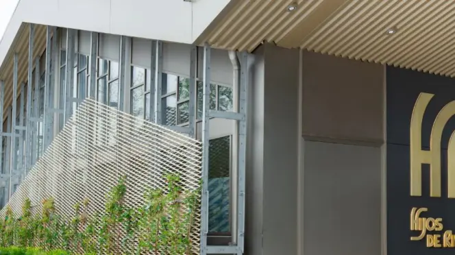 Entrada a la nueva sede de Hijos de Rivera