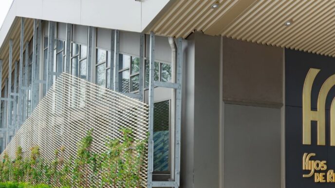 Entrada a la nueva sede de Hijos de Rivera