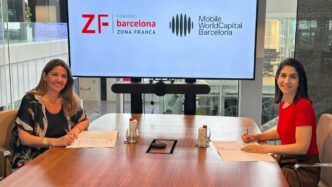Blanca Sorigué, directora general del CZFB, y Laia Corbella, directora general de MWCapital, durante la firma del acuerdo