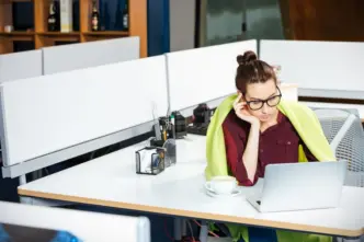 Una trabajadora pasa frío en la oficina