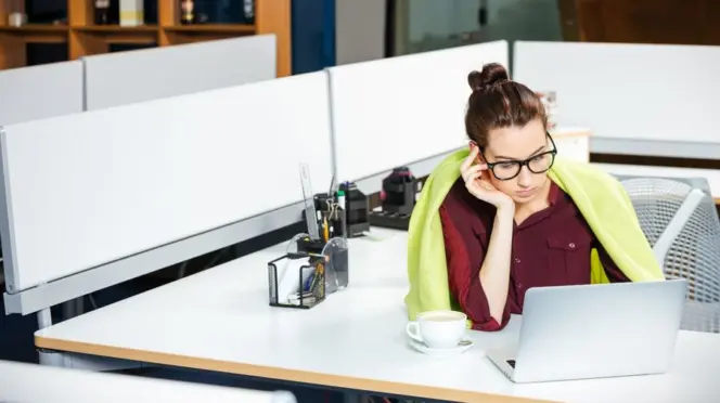Una trabajadora pasa frío en la oficina