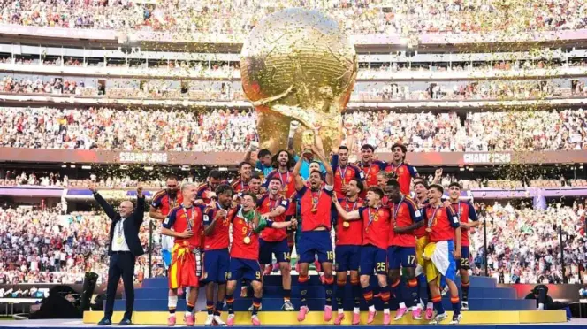 La selección española recogiendo su trofeo