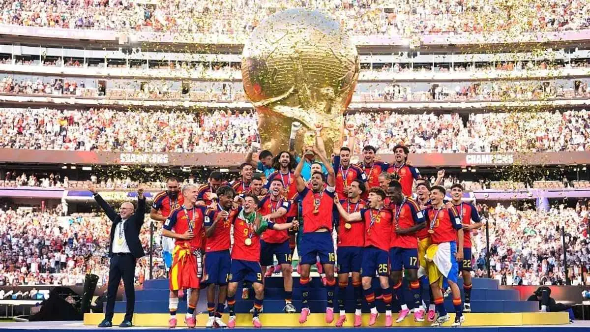 La selección española recogiendo su trofeo