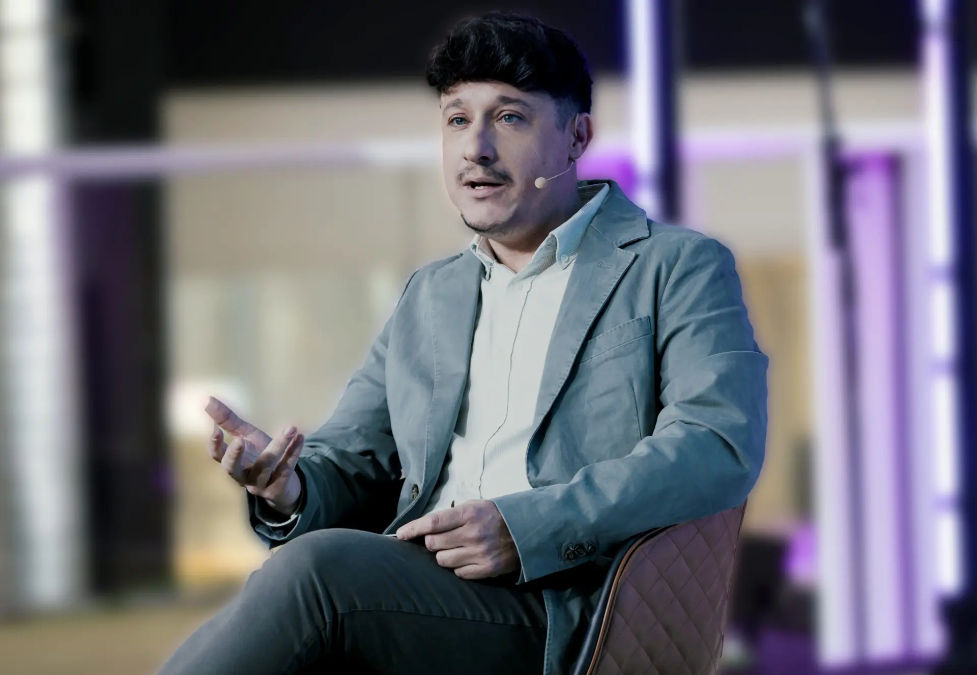 Mario Martínez, editor de The Officer :. Mbrand