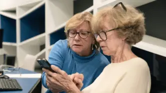 Dos señoras aprenden a utilizar un smartphone durante los talleres Competencias Digitales +60