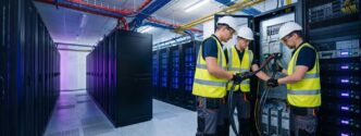 Recreación por IA de varios electricistas trabajando en un centro de datos