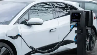 Coche eléctrico cargando